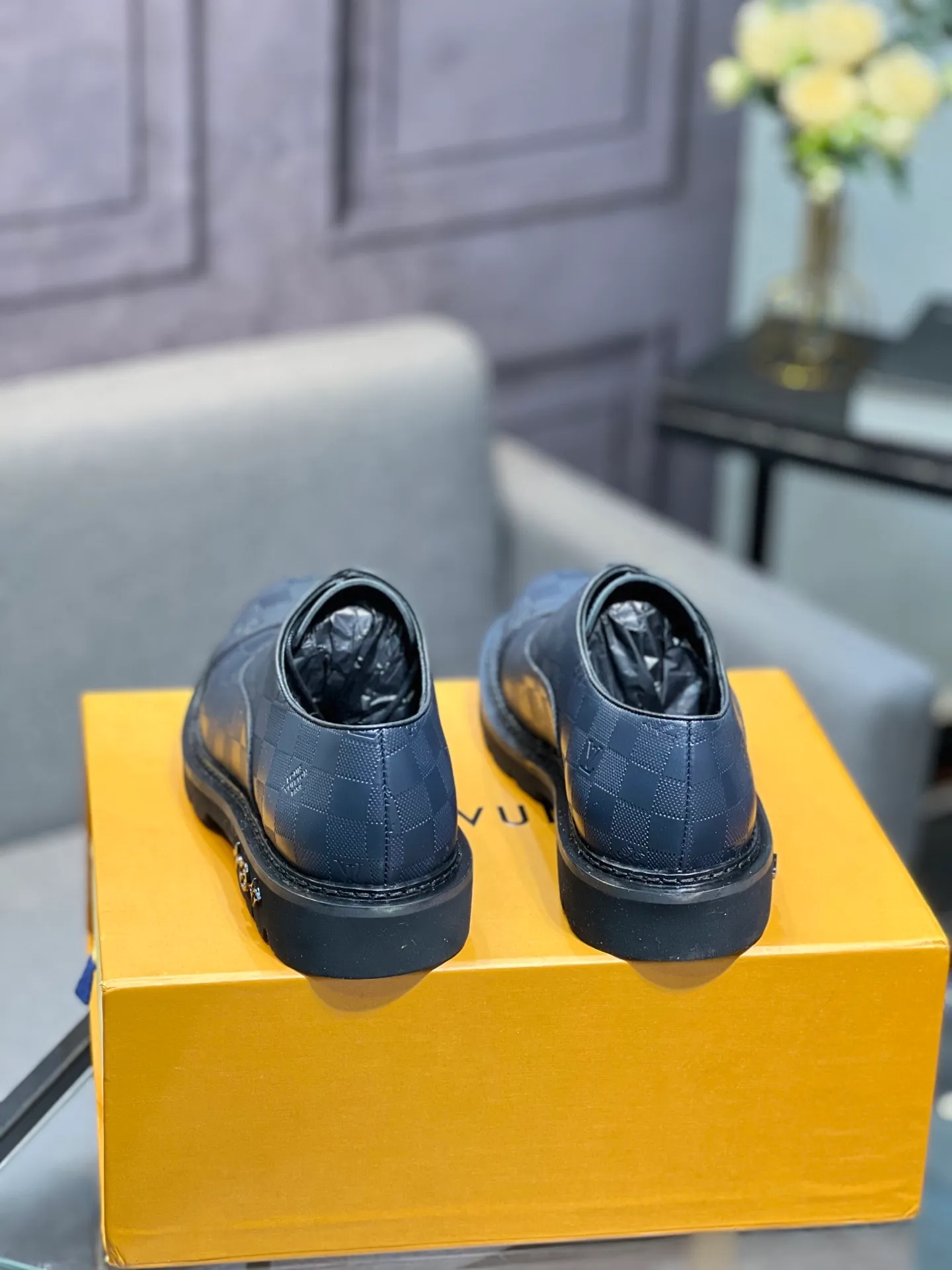 Men's shoes 💰820 [LV] - High-end quality - Upper: 🔝 tumbled cowhide, Nappa cowhide, brand logo sewn on shoe body - Lining: cowhide, foot pads; water-dyed cowhide - Outsole: TPR·rubber foam; two-color molded outsole -Super high quality control·Fine workmanship: highlighted (high-end·luxury·grade) -Size: 39-44 (38 45 can be customized)